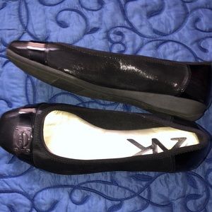 Round toe slip on flats.